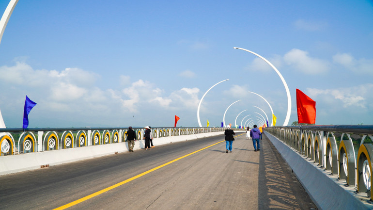 Cầu Sông Thu bắc qua sông Thu Bồn thuộc Dự án đường nối Quốc lộ 14H đến ĐT.609C.