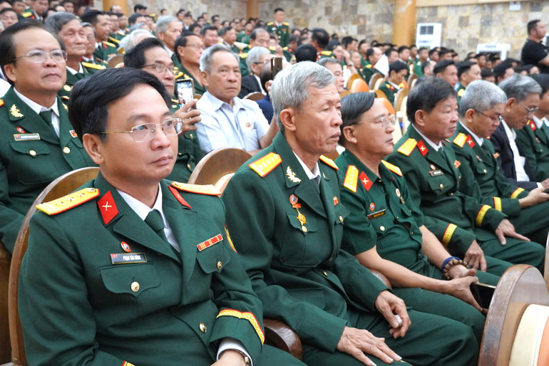 Tham dự buổi lễ kỷ niệm có các đồng chí tướng lĩnh Quân đội nhân dân Việt Nam là người con quê hương Quảng Nam và đại biểu các cơ quan Bộ Tư lệnh Quân khu 5.