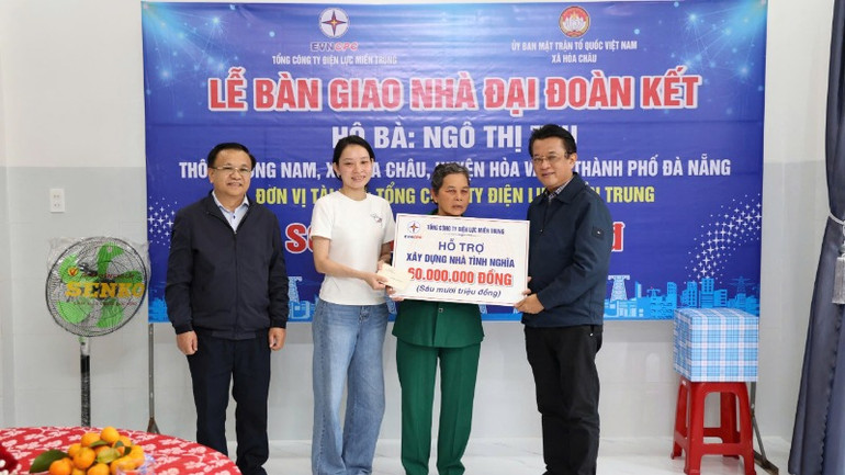 Ông Ngô Tấn Cư, Tổng giám đốc EVNCPC trao quà và bàn giao nhà mới cho bà Ngô Thị Thu, xã Hòa Châu, Hòa Vang, thành phố Đà Nẵng.