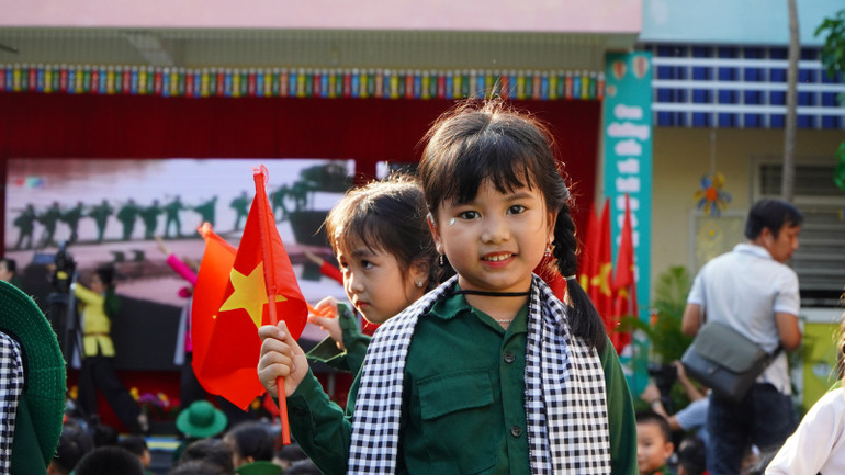 Các em nhỏ hào hứng khi được tham gia hoạt động ngoại khóa.