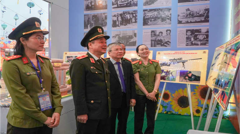 Lãnh đạo tỉnh Quảng Nam tham quan các hình ảnh của lực lượng Công an nhân dân tại Triển lãm, trưng bày các thành tựu kinh tế-xã hội, quốc phòng-an ninh và giới thiệu sản phẩm đặc trưng, sản phẩm OCOP.