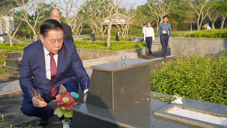 Đồng chí Nguyễn Trọng Nghĩa, Ủy viên Bộ Chính trị, Bí thư Trung ương Đảng, Trưởng Ban Tuyên giáo và Dân vận Trung ương dâng hương tưởng nhớ các anh hùng liệt sĩ. Đồng chí Nguyễn Trọng Nghĩa, Ủy viên Bộ Chính trị, Bí thư Trung ương Đảng, Trưởng Ban Tuyên giáo và Dân vận Trung ương dâng hương tưởng nhớ các anh hùng liệt sĩ.