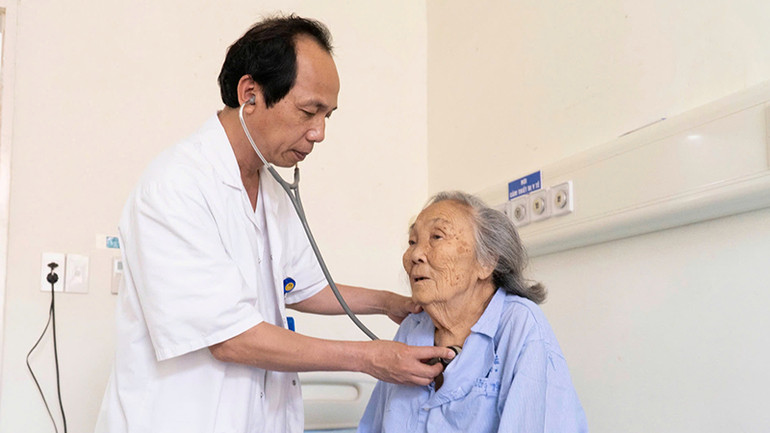 Bệnh nhân Phạm Thị Châu tỉnh táo, hết chóng mặt, ăn uống tốt sau 3 ngày phẫu thuật thay van tim.