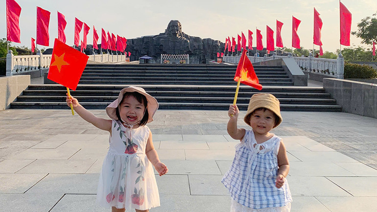 Các em nhỏ được gia đình đưa đến tham quan Tượng đài Bà mẹ Việt Nam Anh hùng.