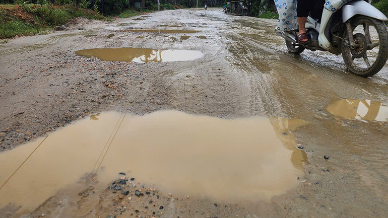 Nhiều đoạn tuyến mặt bằng đã được bàn giao mặt bằng nhưng nhà thầu thi công theo kiểu “da beo”, ì ạch khiến tiến độ có nguy cơ bị chậm.