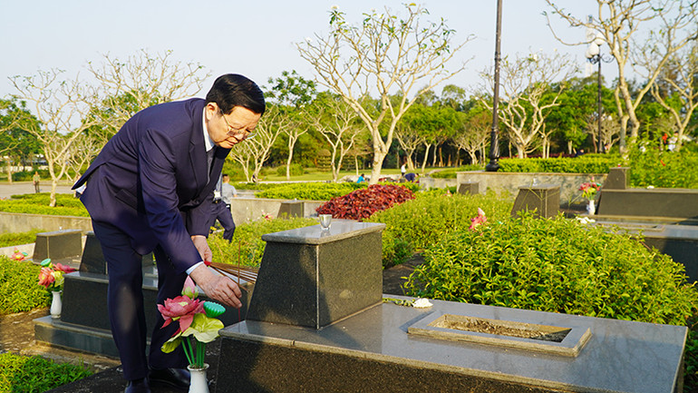 Đồng chí Mai Văn Chính, Ủy viên Trung ương Đảng, Phó Thủ tướng Chính phủ dâng hương tưởng nhớ các anh hùng liệt sĩ. Đồng chí Mai Văn Chính, Ủy viên Trung ương Đảng, Phó Thủ tướng Chính phủ dâng hương tưởng nhớ các anh hùng liệt sĩ.