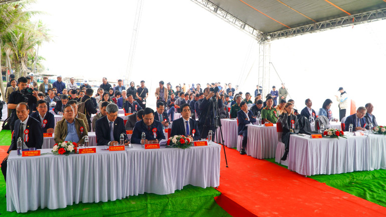 Các đại biểu tham dự Lễ khởi công Dự án Chống xói lở và bảo vệ bền vững bờ biển Hội An, tỉnh Quảng Nam.
