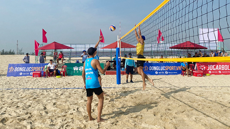 Cục Thể dục thể thao Việt Nam trao huy chương cho các đội đoạt thứ hạng Nhất, Nhì và đồng hạng Ba; Liên đoàn Bóng chuyền Việt Nam trao cúp, cờ và tiền thưởng ở các đội đoạt giải.