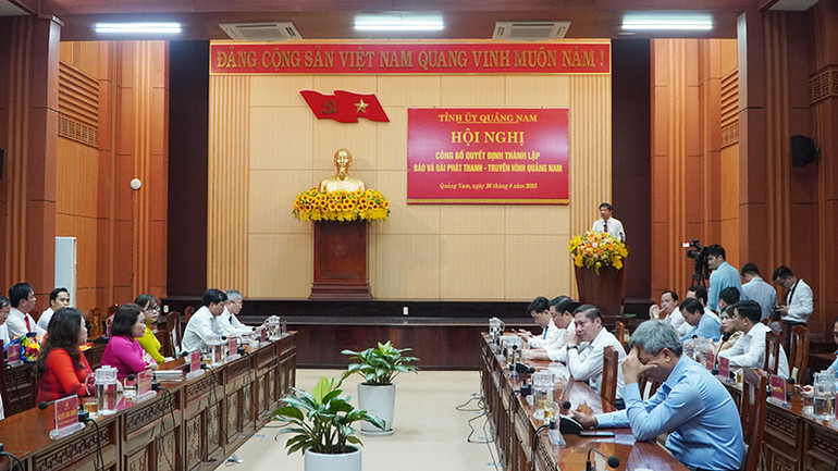 Quang cảnh Hội nghị công bố quyết định thành lập Báo và Đài phát thanh–Truyền hình Quảng Nam.