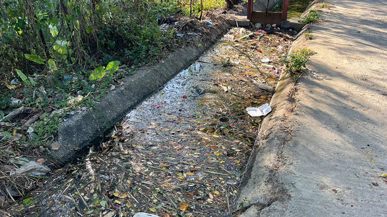 Rác thải vứt xuống lòng kênh gây cản trở dòng chảy, ô nhiễm môi trường, mà còn tác động trực tiếp đến nguồn nước sinh hoạt của người dân sinh sống quanh khu vực.