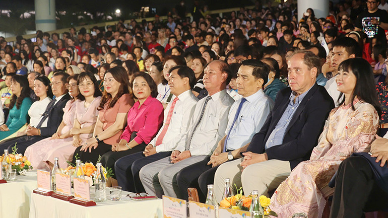 Các đại biểu tham dự Lễ khai mạc Hội thi Hợp xướng quốc tế Việt Nam lần thứ VIII, Hội An 2025. Các đại biểu tham dự Lễ khai mạc Hội thi Hợp xướng quốc tế Việt Nam lần thứ VIII, Hội An 2025.