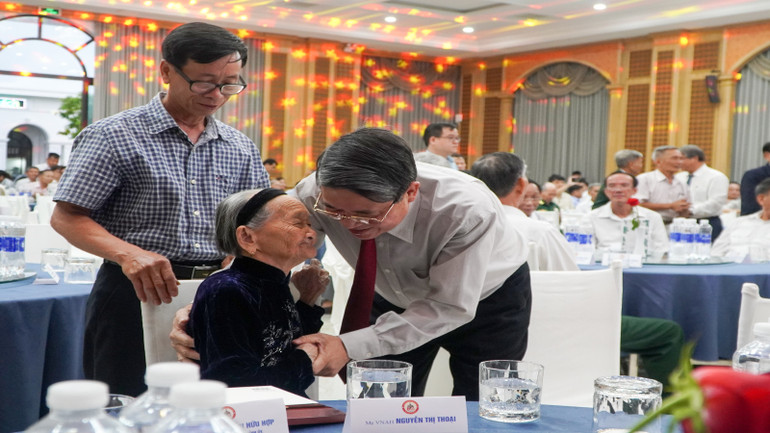 Phó Chủ tịch Quốc hội Nguyễn Đức Hải trao quà tặng cho Mẹ Việt Nam Anh hùng Nguyễn Thị Thoại.