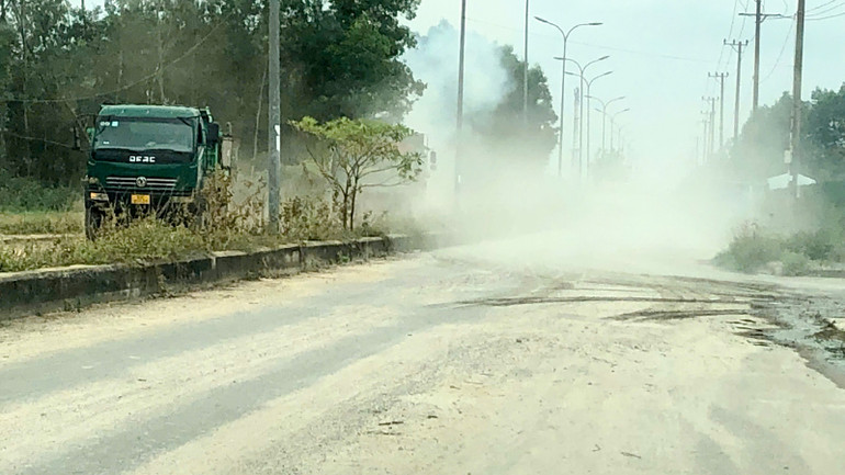 Người dân luôn bất an với việc xe chở vật liệu chạy với cường độ cao trên tuyến đường đông đúc người dân.