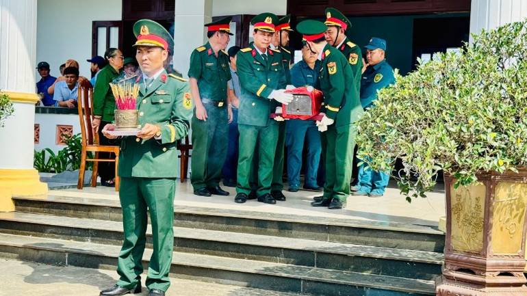 Lễ truy điệu và an táng được thực hiện trang trọng, chu đáo, theo đúng nghi thức và quy định của nhà nước. Lễ truy điệu và an táng được thực hiện trang trọng, chu đáo, theo đúng nghi thức và quy định của nhà nước.