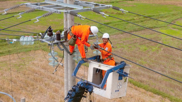 EVNCPC sửa chữa, nâng cấp lưới điện trước mùa mưa bão. EVNCPC sửa chữa, nâng cấp lưới điện trước mùa mưa bão.