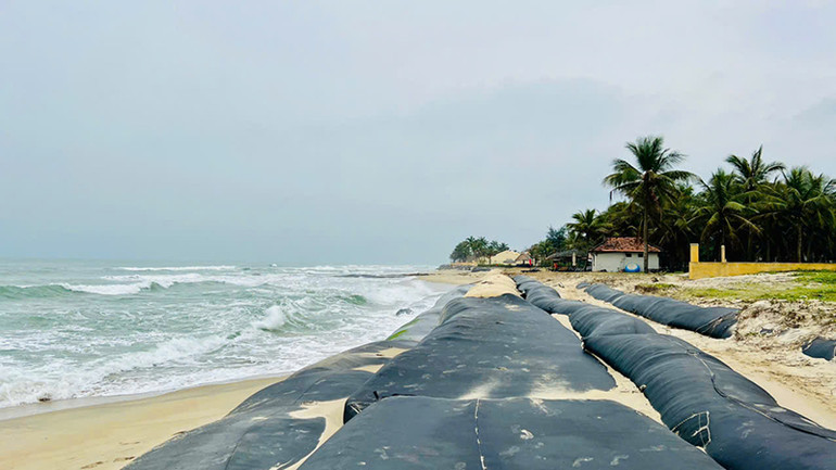 Bờ biển Hội An là một bờ biển được công nhận đẹp nhất châu Á, từ sau năm 2014 đã bị sạt lở nặng, mất đi bãi tắm và làm hư hại đến hạ tầng dọc bờ biển.