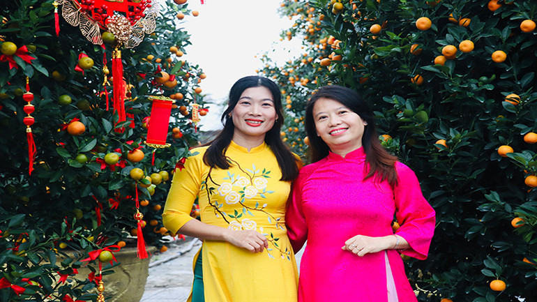 Người dân và du khách hào hứng lưu lại những bức ảnh kỷ niệm.