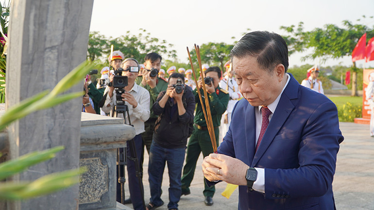Đồng chí Nguyễn Trọng Nghĩa, Ủy viên Bộ Chính trị, Bí thư Trung ương Đảng, Trưởng Ban Tuyên giáo và Dân vận Trung ương dâng hương tại Tượng đài Mẹ Việt Nam Anh hùng. Đồng chí Nguyễn Trọng Nghĩa, Ủy viên Bộ Chính trị, Bí thư Trung ương Đảng, Trưởng Ban Tuyên giáo và Dân vận Trung ương dâng hương tại Tượng đài Mẹ Việt Nam Anh hùng.