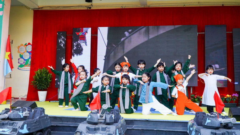 Nhiều hoạt động ý nghĩa được lồng ghép vào buổi ngoại khóa với chủ đề “Ký ức hào hùng”.