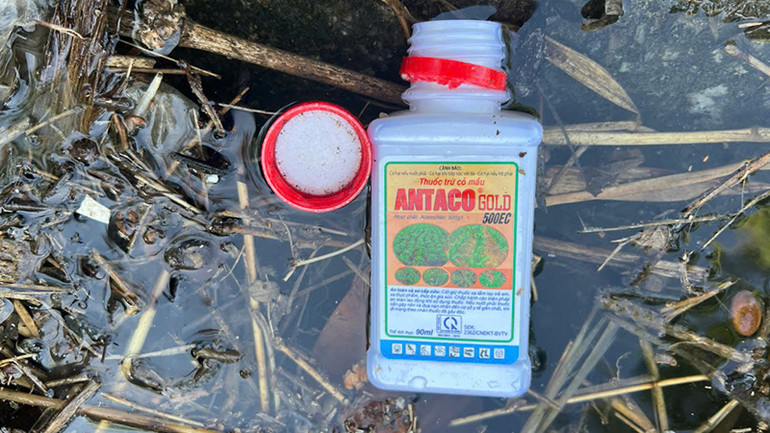 Vỏ thuốc bảo vệ thực vật bị vứt bừa bãi xuống lòng kênh.