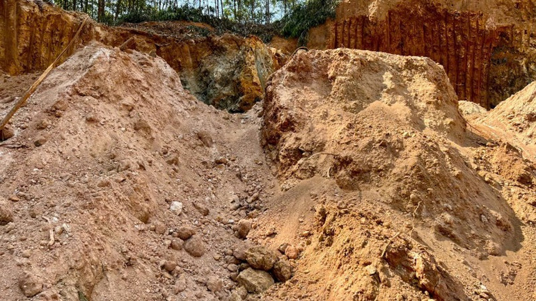 Loại đất sử dụng để khai thác trái phép là đất rừng sản xuất (hiện trạng có cây keo trên 3 năm tuổi).