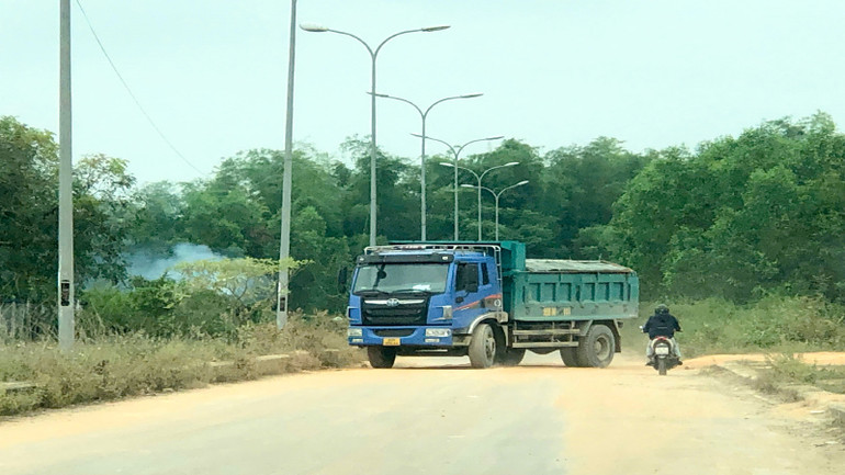 Xe tải chở vật liệu chạy ngược chiều trên tuyến đường dẫn vào khu vực dân cư.