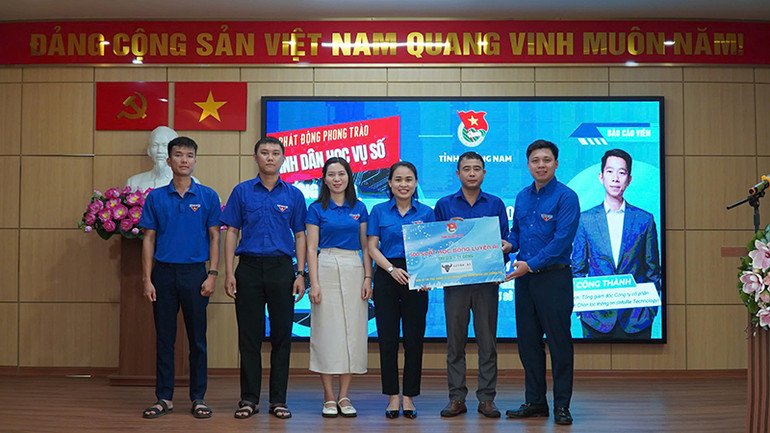 Tỉnh đoàn Quảng Nam với sự đồng hành của Công ty Cổ phần Công nghệ Chọn lọc Thông tin đã trao tặng 500 suất học bổng “Luyện AI” trị giá 1 tỷ đồng dành cho cán bộ Đoàn các cấp trong tỉnh.