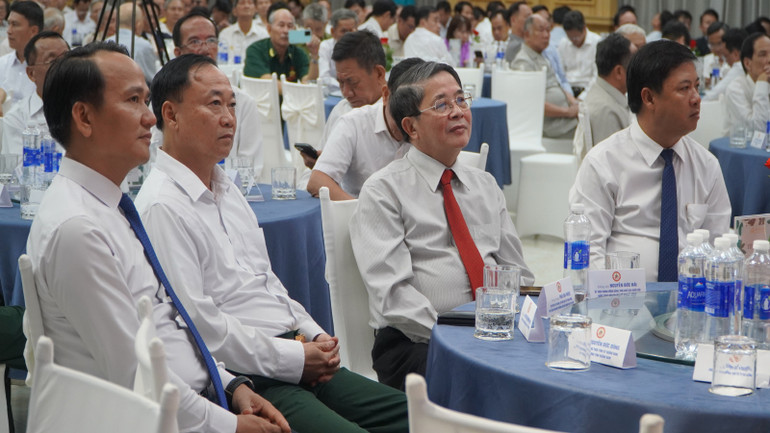 Các đại biểu dự buổi lễ Kỷ niệm 60 năm Chiến thắng Núi Thành.