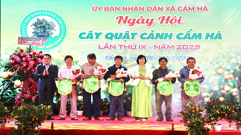 Lãnh đạo xã Cẩm Hà (thành phố Hội An) tặng cờ lưu niệm cho các đơn vị tham gia ngày hội.