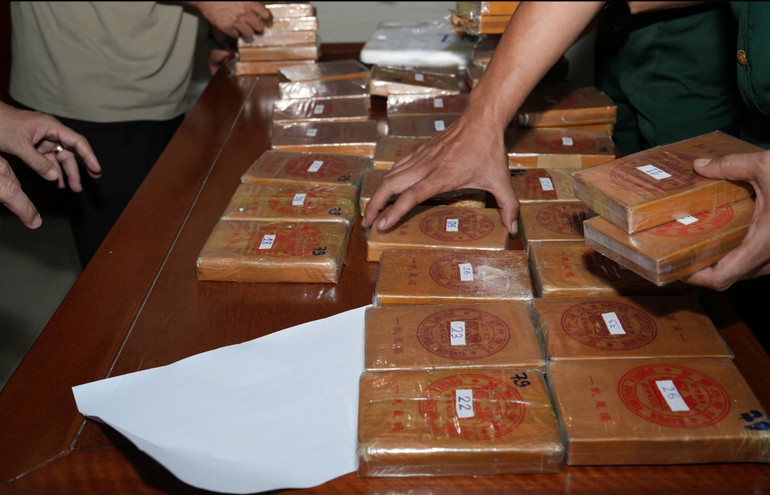 Tang vật thu giữ gồm 38 bánh ma túy loại Heroine (có tổng khối lượng 14,3kg).