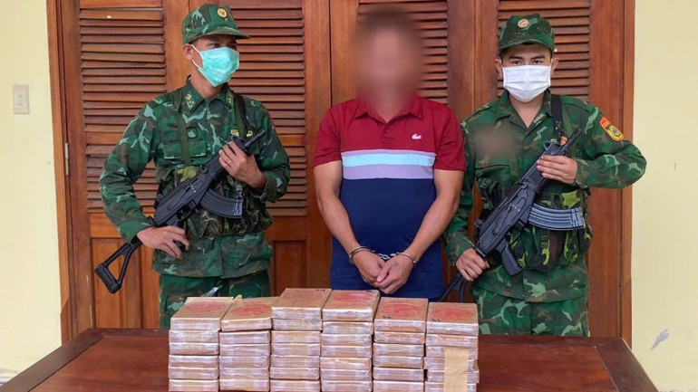 Đối tượng T.N.T (quốc tịch Việt Nam) bị Bộ đội Biên phòng phòng tỉnh Quảng Nam bắt giữ cùng tang vật 38 bánh ma túy loại Heroine.