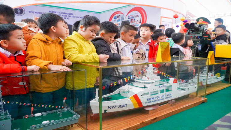 Đông đảo học sinh đến tham quan tại Triển lãm, trưng bày các thành tựu kinh tế-xã hội, quốc phòng-an ninh và giới thiệu sản phẩm đặc trưng, sản phẩm OCOP.