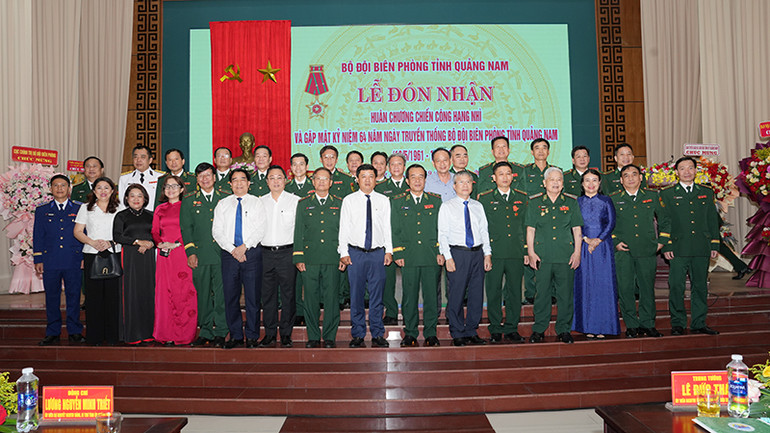 Lãnh đạo tỉnh Quảng Nam chụp hình lưu niệm với các đại biểu dự Lễ đón nhận Huân chương Chiến công hạng Nhì.
