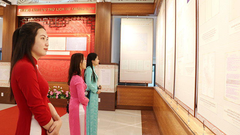 Triển lãm với gần 150 tài liệu, hình ảnh được sưu tầm từ các Trung tâm Lưu trữ quốc gia I, II, III và IV, Trung tâm Lưu trữ Lịch sử Quảng Nam, các thư viện, bảo tàng, cơ quan báo chí trong tỉnh và ngoài tỉnh.