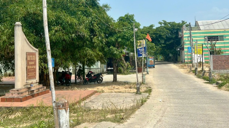 Quán nhậu Ven Sông nằm bên cạnh Bia di tích lịch sử Trận đánh Mỹ trên sông Bàn Thạch.