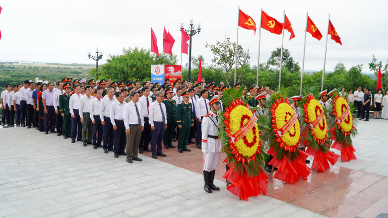 Ban tổ chức Chương trình Kỷ niệm 60 năm Chiến thắng Núi Thành tổ chức Lễ dâng hương tưởng niệm tại Tượng đài Chiến thắng Núi Thành.