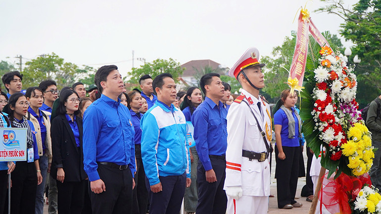 Tuổi trẻ Quảng Nam dâng hoa, viếng hương tưởng nhớ các anh hùng liệt sĩ. Tuổi trẻ Quảng Nam dâng hoa, viếng hương tưởng nhớ các anh hùng liệt sĩ.