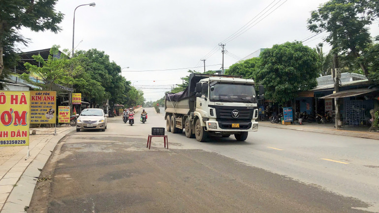 Người dân sử dụng đồ dùng ra đặt ngoài đường để ngăn cản việc đoàn xe chở vật liệu chạy.