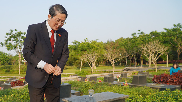 Đồng chí Nguyễn Đức Hải, Ủy viên Trung ương Đảng, Phó Chủ tịch Quốc hội dâng hương tưởng nhớ các anh hùng liệt sĩ. Đồng chí Nguyễn Đức Hải, Ủy viên Trung ương Đảng, Phó Chủ tịch Quốc hội dâng hương tưởng nhớ các anh hùng liệt sĩ.