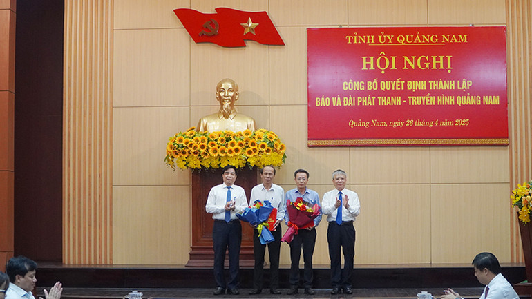 Lãnh đạo tỉnh Quảng Nam trao quyết định nghỉ hưu theo chế độ với ông Lê Văn Nhi và ông Nguyễn Kim Sơn.