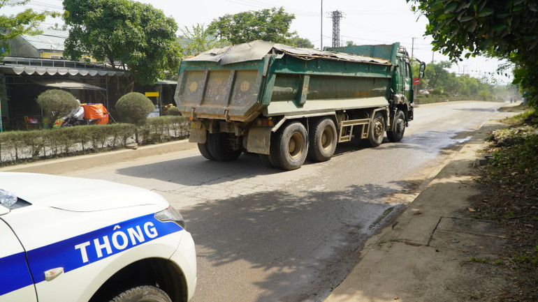 Phòng Cảnh sát giao thông Công an tỉnh Quảng Nam đã yêu cầu các doanh nghiệp vận tải thực hiện nghiêm các quy định của pháp luật trong quá trình vận chuyển đất, đồng thời tăng cường tuần tra kiểm soát, xử lý vi phạm trật tự an toàn giao thông.