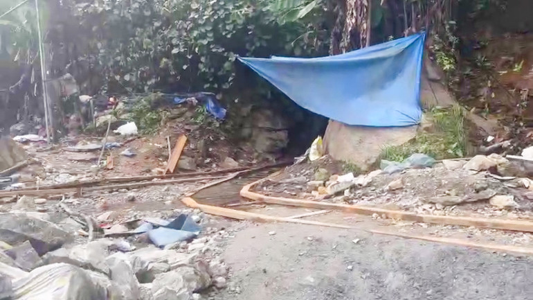 Đường hầm được đào sâu vào trong lòng đất để các đối tượng khai thác vàng trái phép.