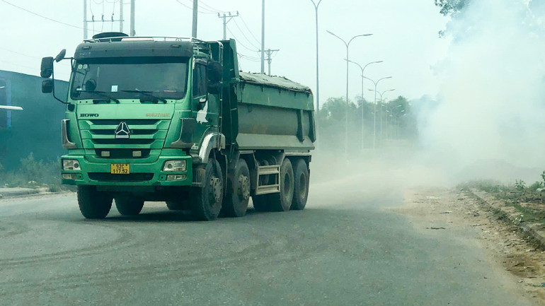 Xe tải chở vật liệu chạy làm bụi bay mù mịt gây ô nhiễm môi trường.