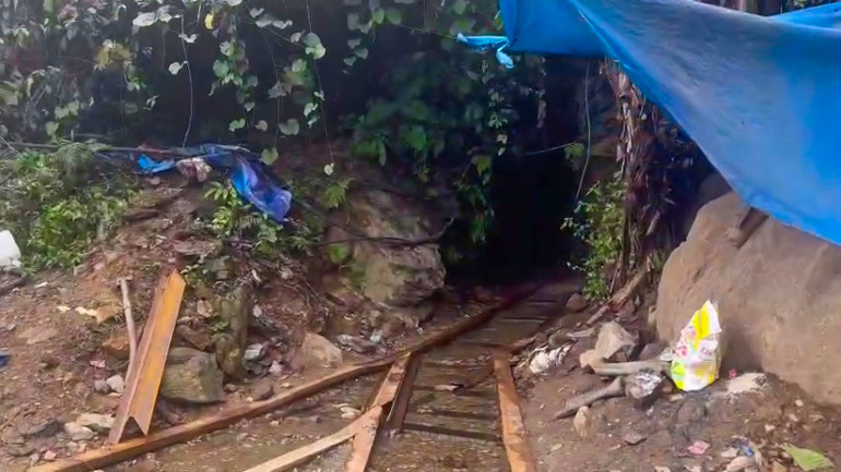 Đường hầm được đào sâu vào trong lòng đất để các đối tượng khai thác vàng trái phép.