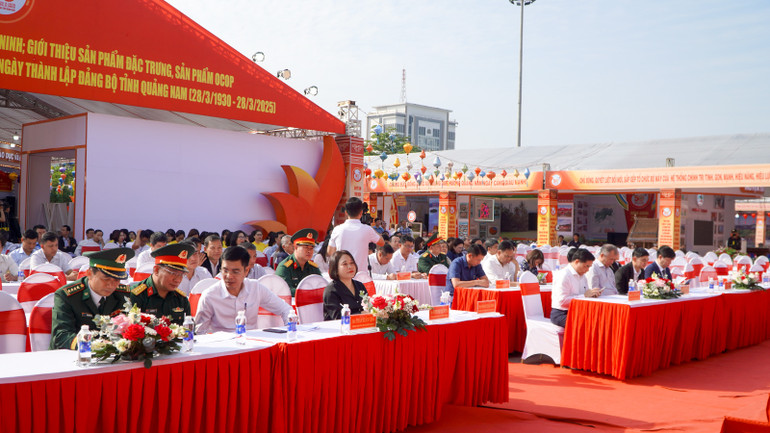 Các đại biểu tham dự lễ bế mạc Triển lãm, trưng bày các thành tựu kinh tế-xã hội, quốc phòng-an ninh và giới thiệu sản phẩm đặc trưng OCOP.