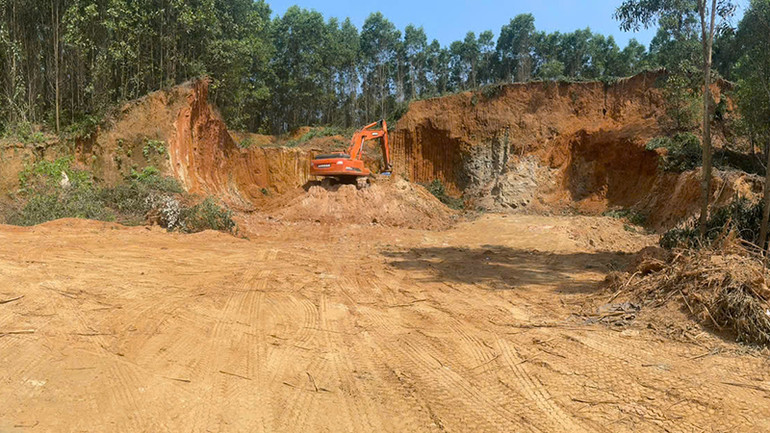 Ghi nhận xe múc tại khu vực khai thác đất, đá trái phép vào sáng ngày 16/4/2025.