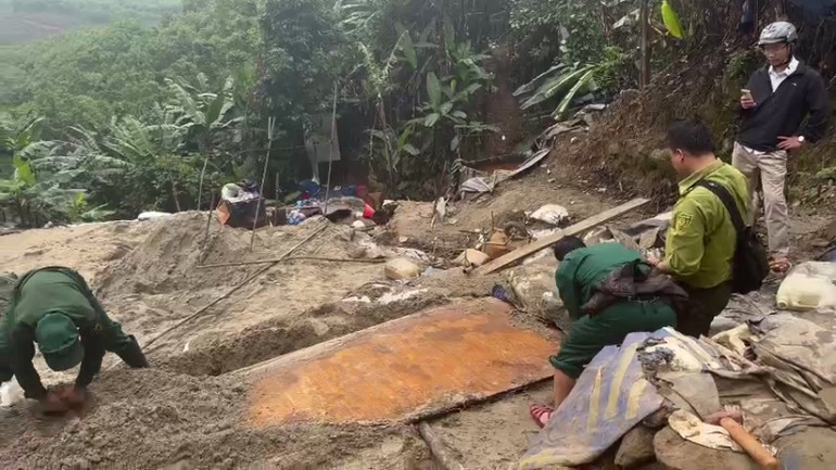 Tổ công tác gồm nhiều lực lượng liên quan tiến hành kiểm tra, truy quét khu vực các đối tượng khai thác thác vàng trái phép ở Tam Lãnh.