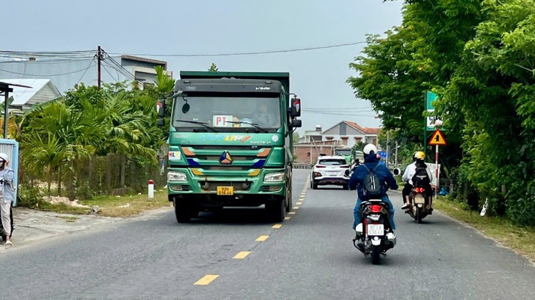 Thời gian qua, trên tuyến đường ĐT616 xuất hiện rất nhiều xe tải chở đất chạy với mật độ dày trên tuyến.