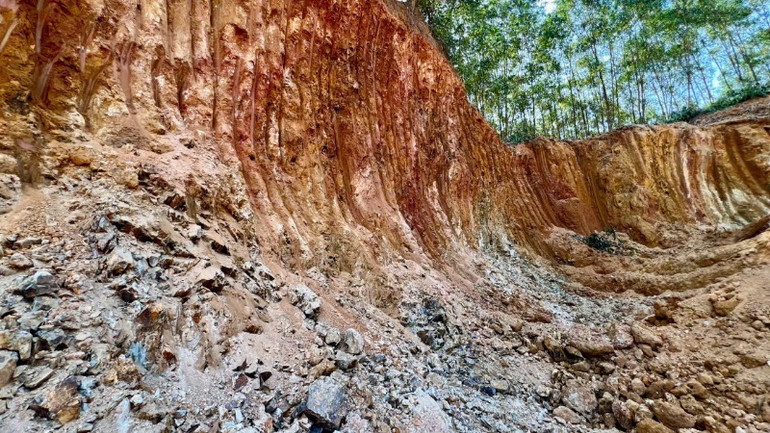 Khối lượng đất, đá khai thác trái phép đã được đưa ra khỏi hiện trường dự kiến ước tính khoảng 5.000m3.