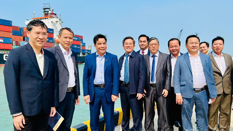 Lãnh đạo tỉnh Quảng Nam chụp ảnh lưu niệm tại Dự án Bến cảng 5 vạn tấn.